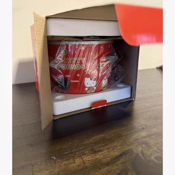 Uncanny Brands Hello Kitty 2-Quart Slow Cooker Holiday Design Temp Settings - Picture 1 of 6